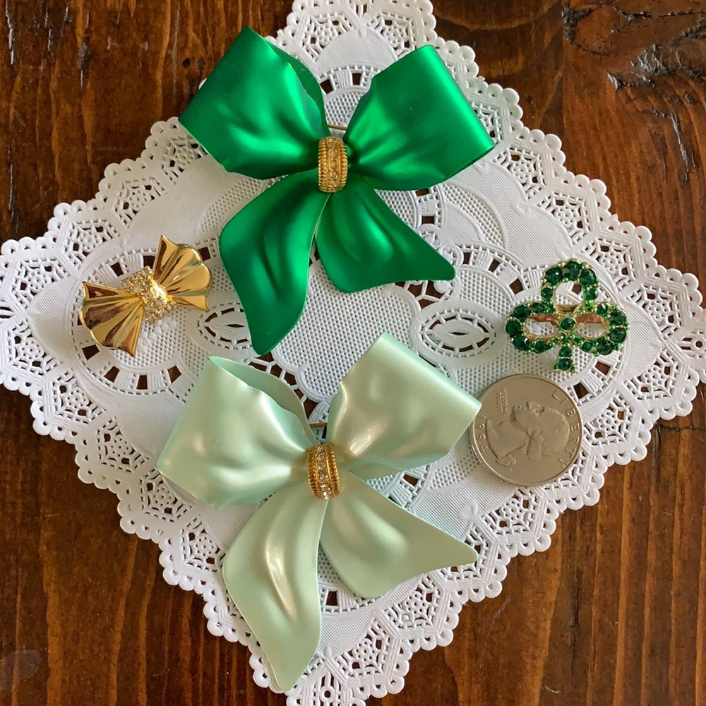 4 beautiful vintage brooches